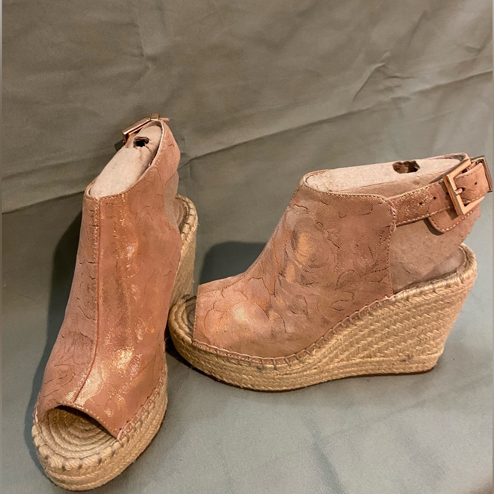 Kenneth Cole womens leather rose gold espadrilles wedge sandals. Size 7. EUC